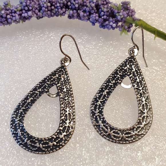E23 Teardrop textured earrings - Picture 1 of 6